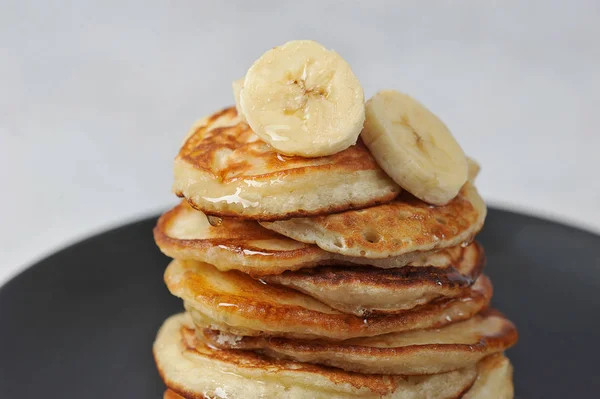 Mucchio Frittelle Piatto Nero Sulla Parte Superiore Pancake Fette Banana — Foto Stock