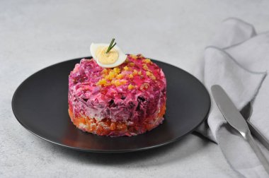 Kürk mantonun altında porsiyon salata sosu. Rus mutfağının klasik salatası. Ringa, patates, havuç, pancar ve mayonez tabağı. Yakın plan.. 