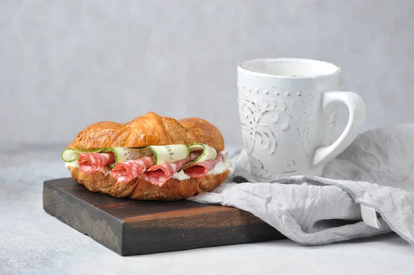 Croissant Nadziewany Salami Świeżym Ogórkiem Serem Wiejskim Obok Rogalika Jest — Zdjęcie stockowe
