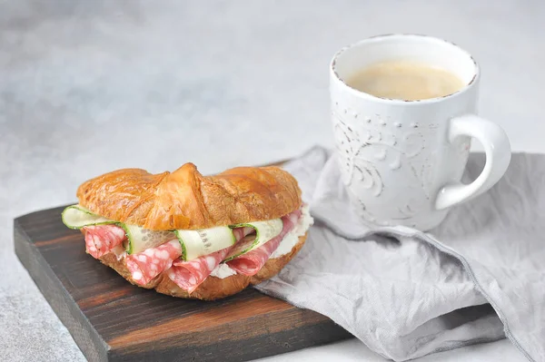 Croissant Nadziewany Salami Świeżym Ogórkiem Serem Wiejskim Obok Rogalika Jest — Zdjęcie stockowe