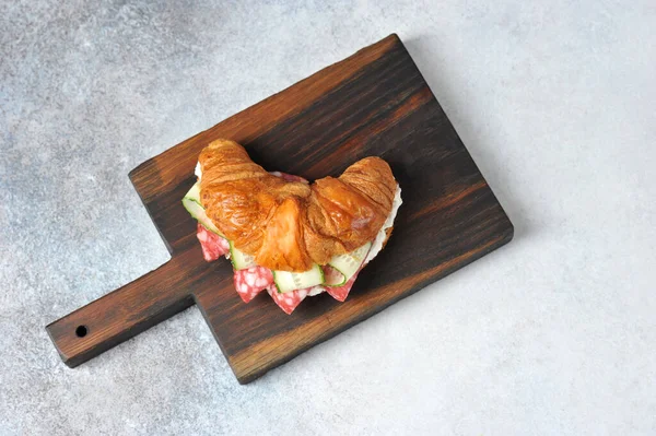 Croissant Mit Salami Ricotta Und Frischen Gurken Auf Einem Holzbrett — Stockfoto