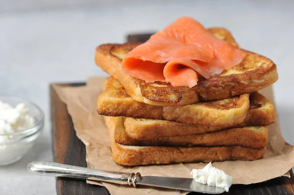 Slices Fried Bread Slices Salmon Weak Salt Next Knife Cup — Stock Photo, Image