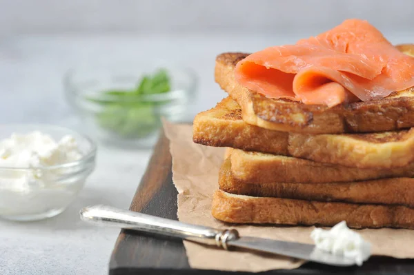 Slices Fried Bread Slices Salmon Weak Salt Next Toast Knife — Stock Photo, Image