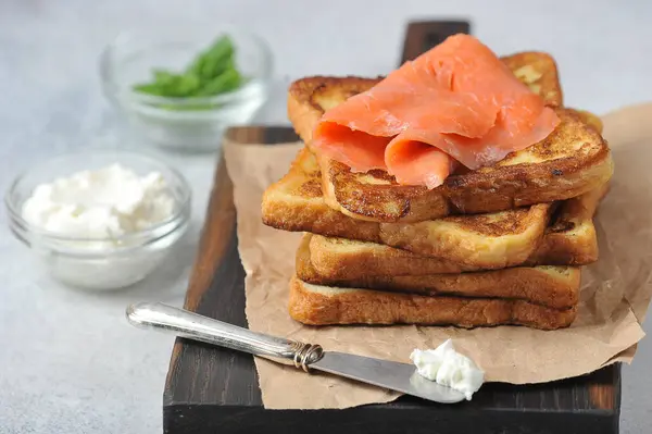 Slices Fried Bread Slices Salmon Weak Salt Next Toast Knife — Stock Photo, Image