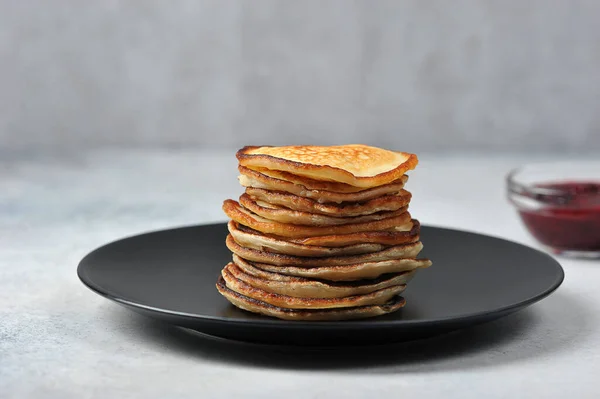 Crêpes Sur Une Assiette Noire Crêpes Sans Additifs Arrière Plan — Photo