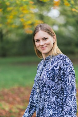 doğada yürüyüş güzel kadın