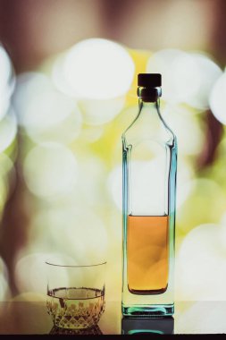 Doğada bir şişe ve bir bardak alkol.