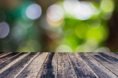 Boş ahşap masa ve doğa arka planı bulanık