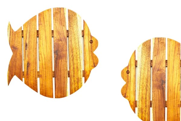 Boş balık figürü tahta tabak, beyaz arka planda izole edilmiş. En üst görüntü.