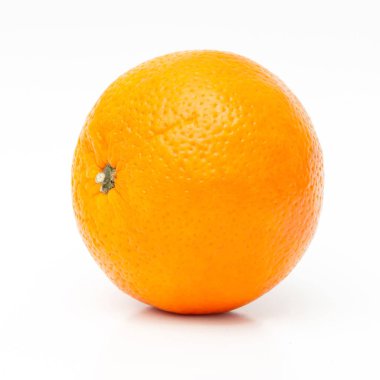 beyaz arkaplanda izole edilmiş taze portakal meyvesi