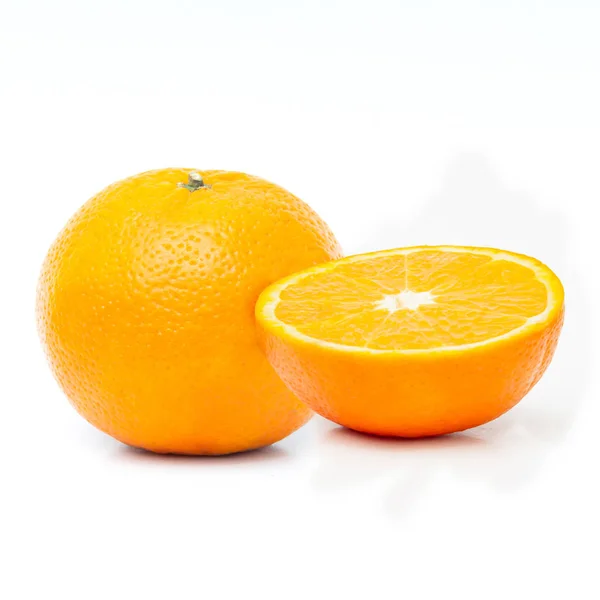 Frische Orangen Mit Der Hälfte Der Orange Isoliert Auf Dem — Stockfoto