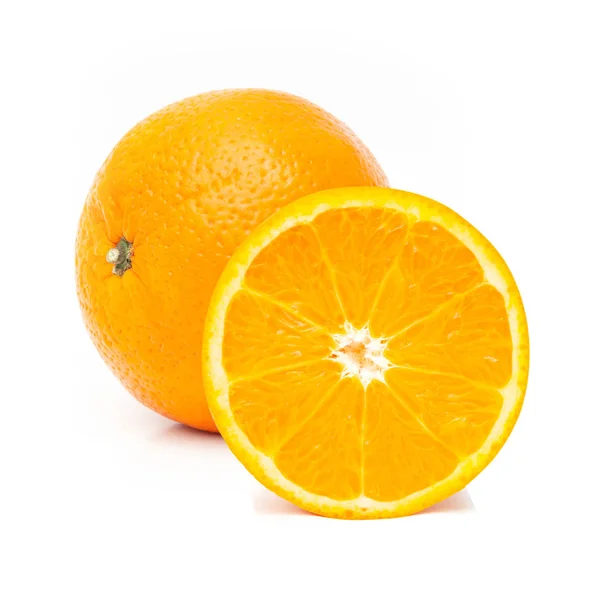 Frische Orangen Mit Der Hälfte Der Orange Isoliert Auf Dem — Stockfoto