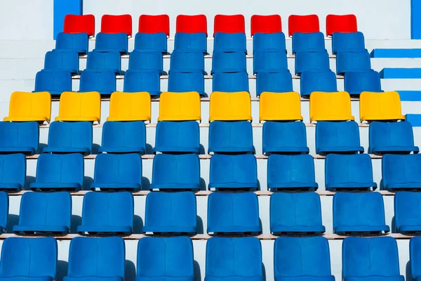 Leere Alte Blaue Sitze Blauen Gelben Und Roten Stadion Stockbild