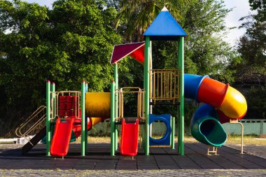 Halk parkında renkli çocuk parkı aktiviteleri. Kentsel mahalle çocukluk kavramı.