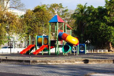 Halk parkında renkli çocuk parkı aktiviteleri. Kentsel mahalle çocukluk kavramı.