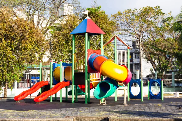 Halk parkında renkli çocuk parkı aktiviteleri. Kentsel mahalle çocukluk kavramı.