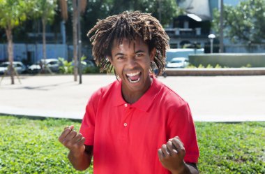 Harika saç modeli ile Afrika kökenli Amerikalı adam tezahürat