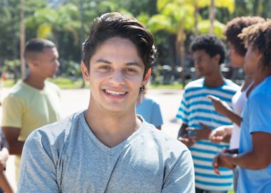 Arkadaşıyla Arjantinli adam gülüyor