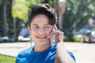 Beyaz adam konuşmak telefon mavi gömlekli