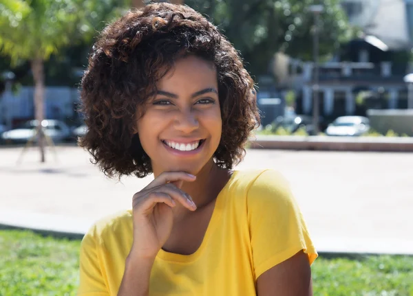 Hermosa mujer brasileña mirando la cámara — Foto de Stock