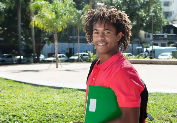 Studente afroamericano maschio con incredibile acconciatura — Foto Stock