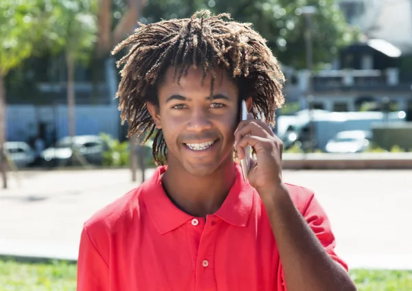 Афро-американських хлопець з дивовижні зачіски на телефон — стокове фото