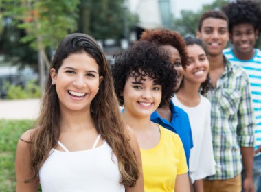 Grup üst üste çok kültürlü genç yetişkin