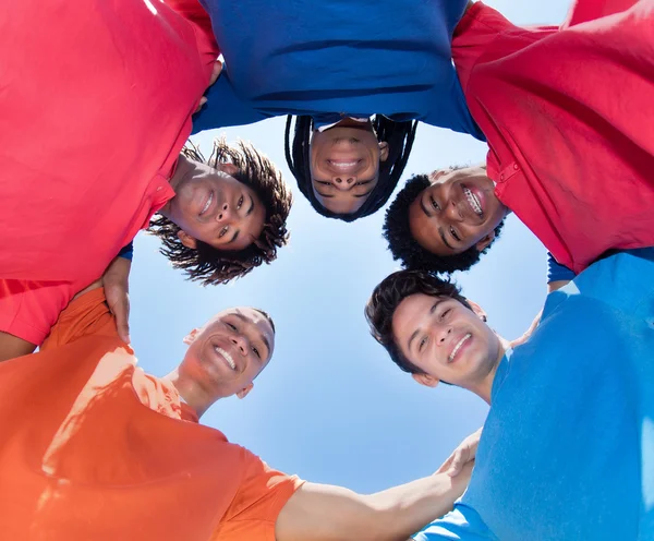 Grupo de mestiços adultos jovens do sexo masculino em um círculo — Fotografia de Stock