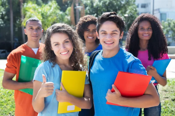 Beş akıllı latin, Amerikan, beyaz ve Afrika stude grup