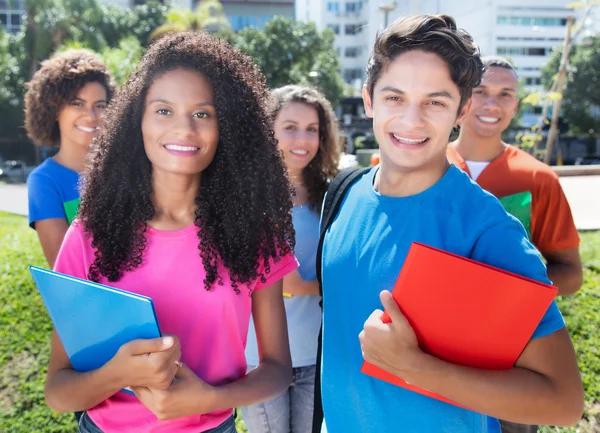 Gruppe von fünf glücklichen lateinamerikanischen, kaukasischen und afrikanischen Gestüten — Stockfoto