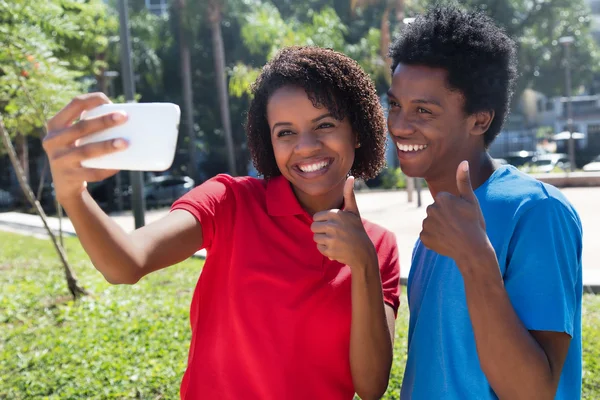 Dos adultos jóvenes afroamericanos tomando selfie —  Fotos de Stock