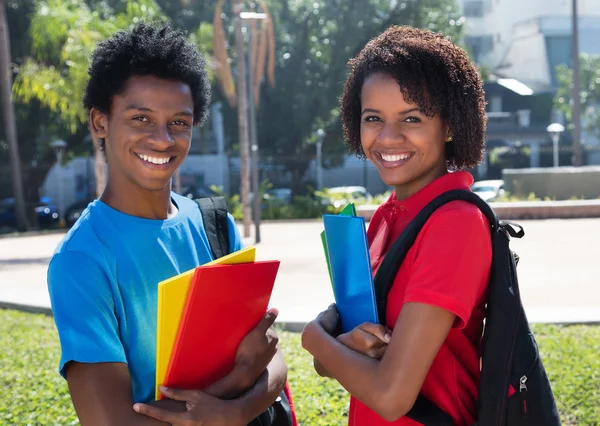 Två glada afrikanska amerikanska studenter på campus högskolan — Stockfoto