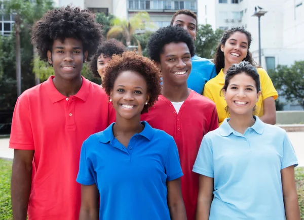 Nagy csoport a boldog többnemzetiségű fiatal felnőttek — Stock Fotó