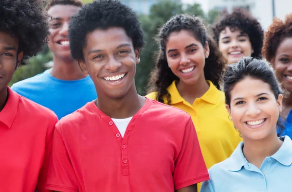 Karışık grup mutlu çok ırklı genç yetişkin — Stok fotoğraf