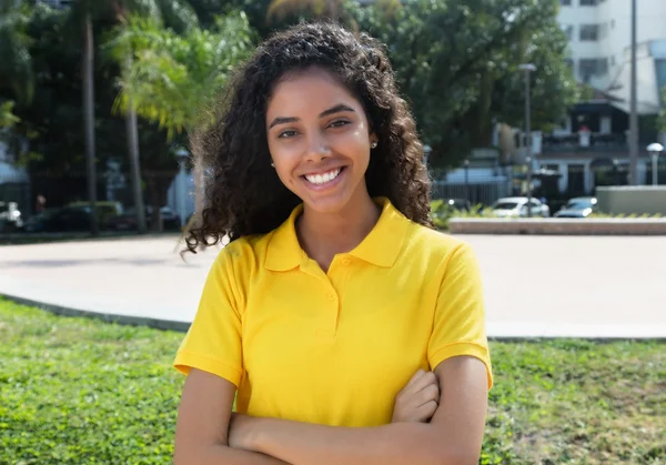 Bella ragazza americana latina con lunghi capelli scuri e incrociato ar — Foto Stock