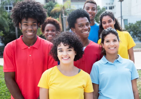 Çok ırklı genç yetişkinler gülen büyük grup — Stok fotoğraf