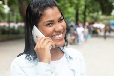 Kızılderili kadın telefon bir parkta gülüyorsun