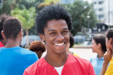 Arkadaş grubu genç Afro-Amerikan adam gülüyor