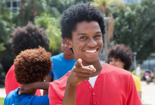 Δείχνουν νεαρός αφρικανική αμερικανική άνθρωπος με φίλους — Φωτογραφία Αρχείου