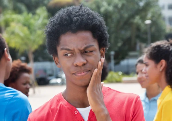 Pensativo joven afroamericano hombre con amigos — Foto de Stock