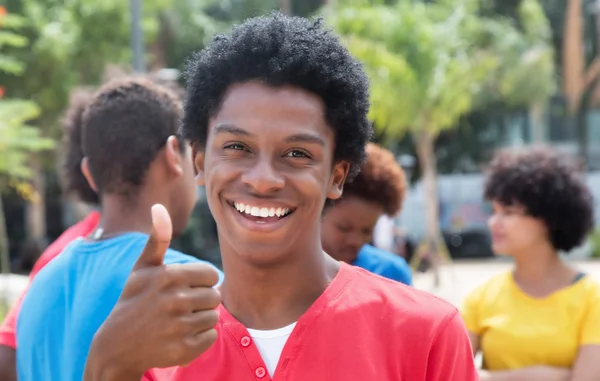 Fiatal afroamerikai férfi hüvelykujját mutatja meg — Stock Fotó