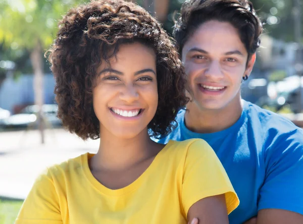 Gelukkig Latijns-vrouw met Kaukasische vriendje — Stockfoto