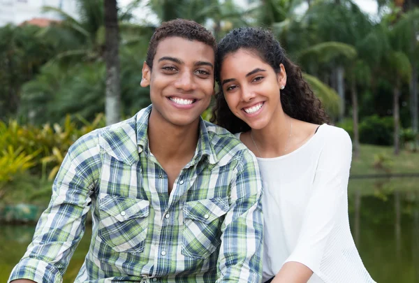 Casal de amor jovem em férias — Fotografia de Stock