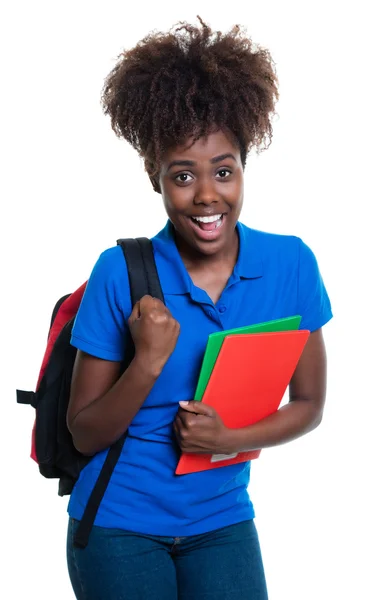 Schöne afrikanisch-amerikanische Studentin mit Rucksack — Stockfoto