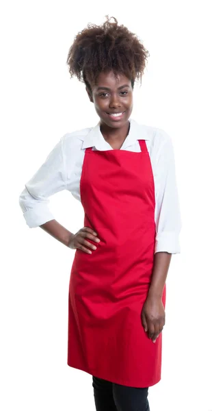 Krásná africká americká servírka s kudrnatými vlasy a červené apro — Stock fotografie