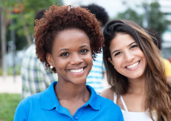 Prachtige Afrikaanse Amerikaanse vrouw met Kaukasische meisje — Stockfoto