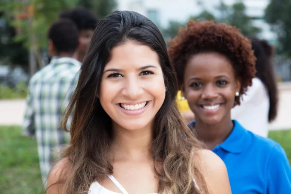 アフリカ系アメリカ人の女の子と白人美女 — ストック写真
