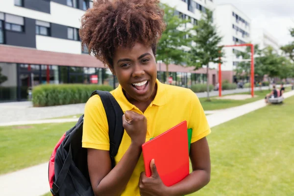 Mutlu Afro-Amerikan kız öğrenci kampüste açık — Stok fotoğraf