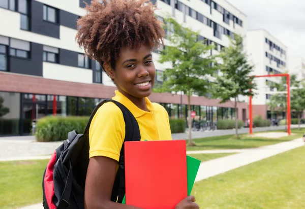 Сміється афроамериканська студентка на відкритому повітрі в кампусі — стокове фото