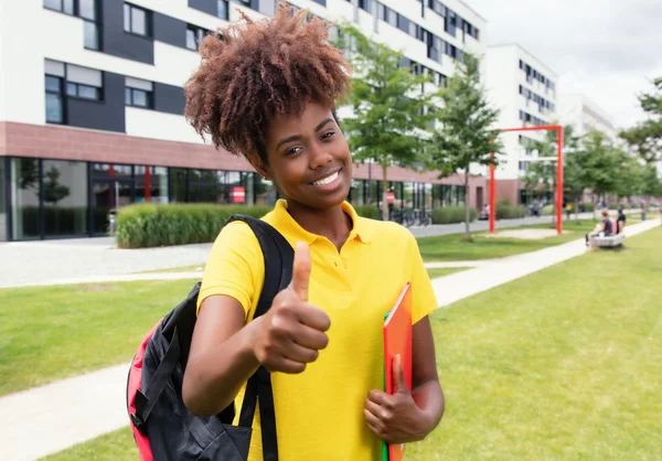 Afrikanisch-amerikanische Studentin zeigt Daumen auf dem Campus — Stockfoto